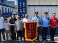 陽光下的守護(hù)｜錦旗映初心！隨州公安民警助失散18年家庭團(tuán)圓