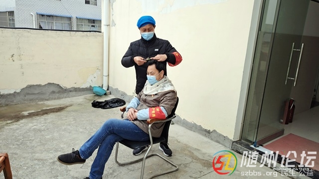 錢院長(zhǎng)為職工修剪頭發(fā).jpg